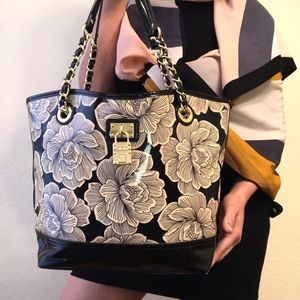 🚫SOLD🚫Black and pearl handbag with gold detail